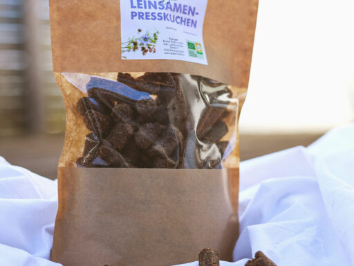 Bio Leinsamenschrot, Leinsamenpresskuchen, für Hunde, für Pferde, Bio Leinöl aus Österreich, frischgepresst, kaltgepresst, Bio Leinsamen, Bio Leinsamenöl, Biohof Staller im Feld