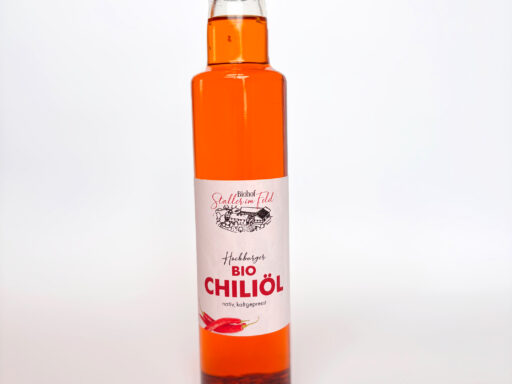 Bio-Chiliöl mit Bio-Rapsöl vom Staller im Feld